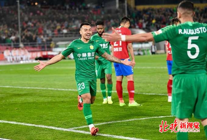 中超戰報：北京國安2-1河南建業，歸化球員李可進球助球隊登頂
